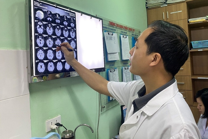 Chuyên gia thống nhất sử dụng phương pháp phẫu thuật đặt điện cực kích thích não sâu cho bệnh nhân. (Ảnh: BVCC)