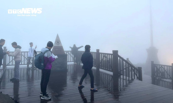 Hôm nay, nhiệt độ thấp nhất ở đỉnh Fansipan với độ cao 3.143m xuống 2-3 độ C. "Đêm nay, nhiệt độ ở Sa Pa khả năng xuống khoảng 5 độ C, đỉnh Fansipan có thể xuất hiện băng giá", lãnh đạo thị xã Sa Pa nói.