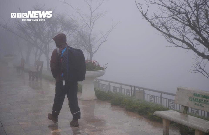 Công điện nêu rõ, các khu vực vùng núi cao như thị xã Sa Pa, một số xã của huyện Bát Xát, nhiệt độ giảm xuống từ 2 - 4 độ C, đặc biệt đỉnh Fansipan nhiệt độ xuống thấp nhất có thể dưới 1 độ C, khả năng xảy ra băng giá, mưa tuyết. Vùng cao Mường Khương, Bắc Hà, Si Ma Cai nhiệt độ dao động từ 6 - 9 độ C. Nhiệt độ các huyện vùng thấp Bảo Yên, Bảo Thắng, Văn Bàn, TP Lào Cai và một số xã vùng thấp huyện Bát Xát, Mường Khương, nhiệt độ phổ biến từ 11 - 13 độ C.