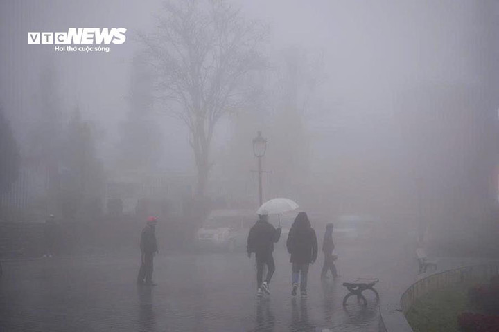 Tối 17/12, trả lời PV VTC News, lãnh đạo thị xã Sa Pa (tỉnh Lào Cai) cho biết, hôm nay, nhiệt độ ở trung tâm thị xã xuống dưới 10 độ C kèm mưa nhỏ nên nhiều thời điểm, Sa Pa được bao trùm bởi lớp sương mù dày đặc.