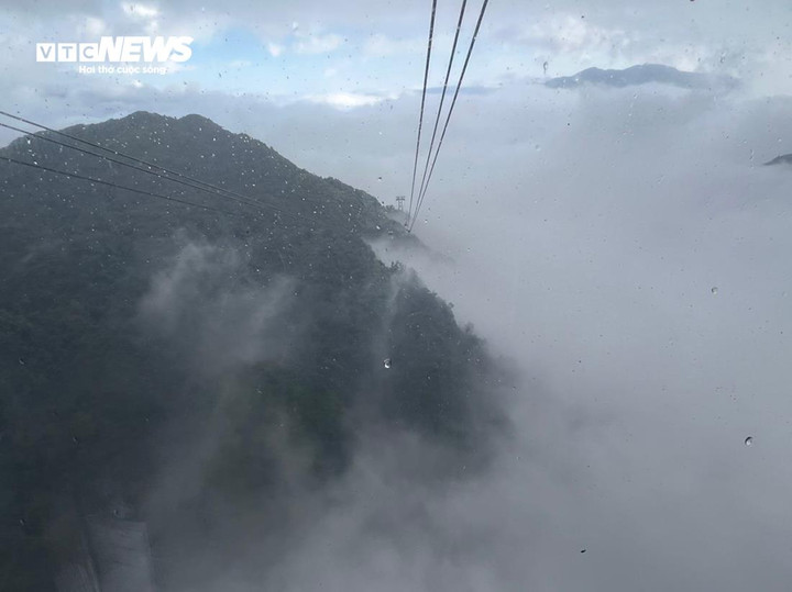 Cũng theo lãnh đạo thị xã Sa Pa, ngày 18 và 19/12, sau khi đón không khí lạnh tăng cường, xác suất xuất hiện băng giá, mưa tuyết ở đỉnh Fansipan sẽ cao hơn.