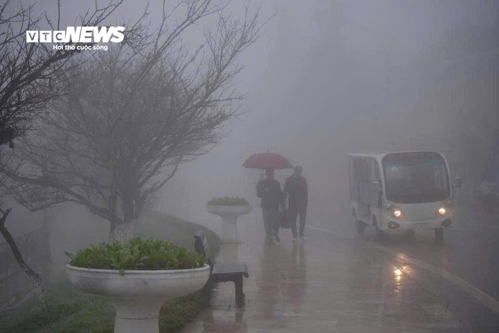 Rét đậm, rét hại, thời tiết âm u khiến tầm nhìn ở khu trung tâm thị xã Sa Pa bị hạn chế.