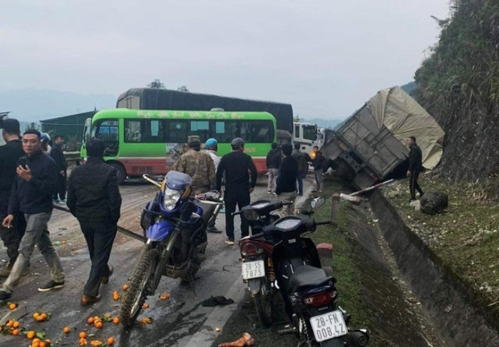 Cảnh tượng hỗn loạn trên tuyến Quốc lộ 6.
