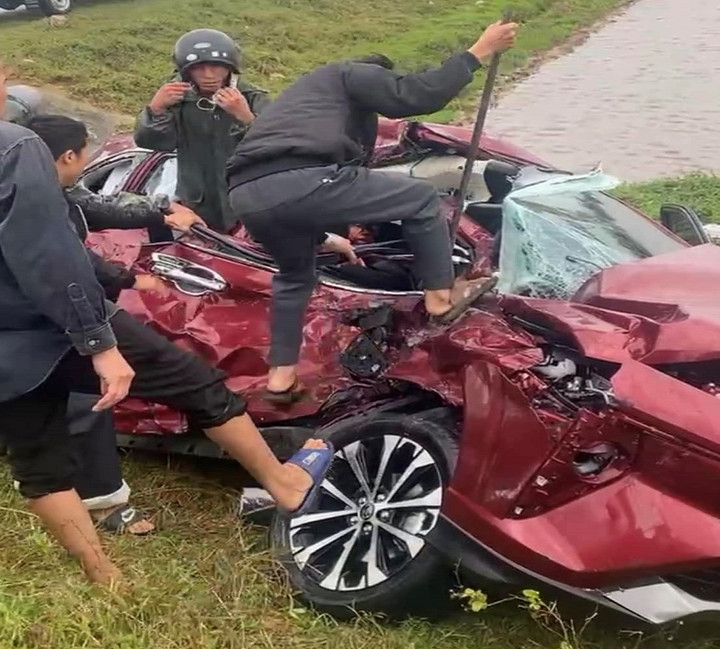 Ô tô 7 chỗ va chạm xe tải tại Hà Tĩnh: 1 người chết, nhiều người bị thương - 1