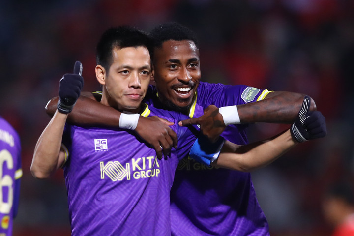 Văn Quyết kiến tạo cho Denilson ghi bàn.