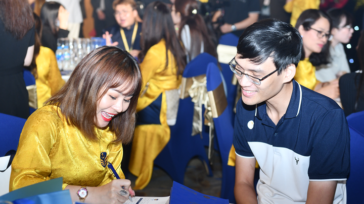 Phụ huynh tìm hiểu thông tin về trường Victoria Riverside.