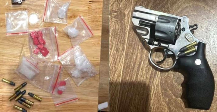 Súng đạn và ma túy được lực lượng công an thu giữ.