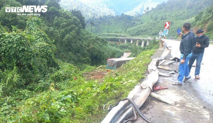 Hệ thống lan can bị tông nát.