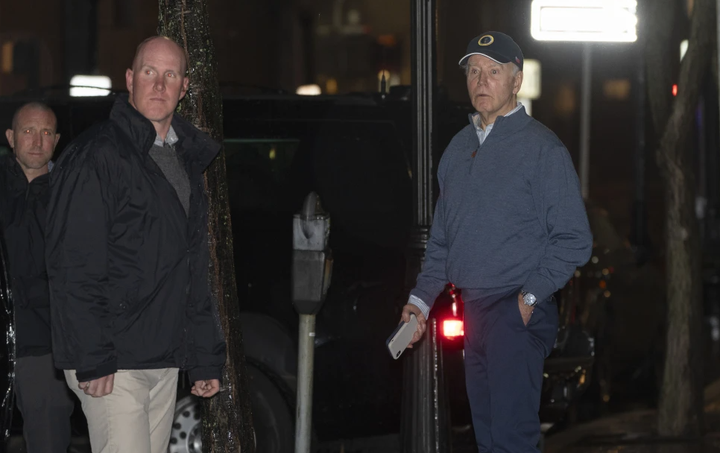 Ông Biden phản ứng khi vụ việc diễn ra. (Ảnh: AP)