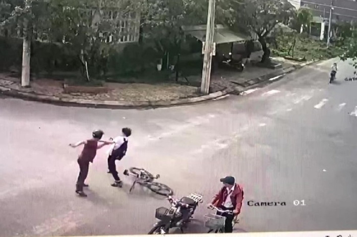 K. bị ông M. chặn đánh trên đường đi học về. (Ảnh: Cắt từ clip)