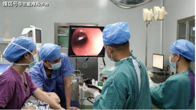 Rất may, các bác sĩ đã kịp thời lấy được đồng xu mà cậu bé nuốt phải. (Ảnh: Sohu)