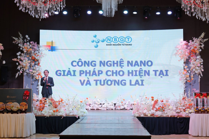 Tiến sĩ Vũ Duy Hiển trình bày giới thiệu về công nghệ Nano tại sự kiện.