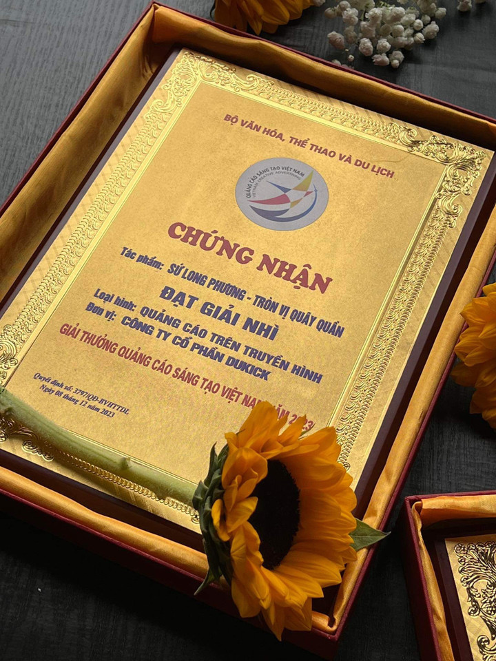 TVC “Sứ Long Phương - Tròn vị quây quần” nhận được nhiều khen ngợi của ban tổ chức, bởi chạm đến cảm xúc của khán giả về sự sum họp của gia đình bên bữa ăn đầm ấm, gửi gắm thông điệp hạnh phúc đến từ những điều đơn giản nhất.