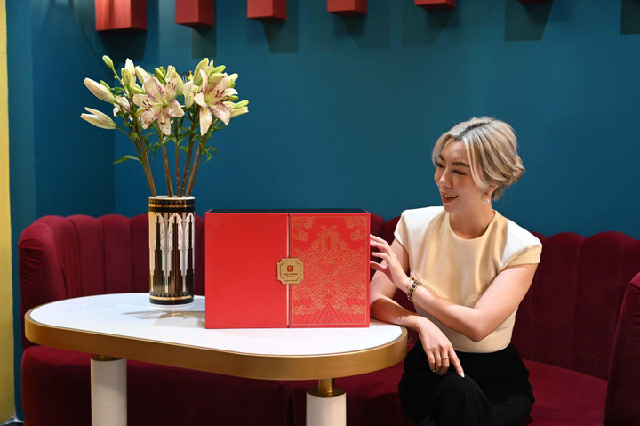 Bộ quà tặng Kim Lai - hứa hẹn là set quà tặng Tết 2024 độc đáo, tinh tế, gửi gắm ước vọng về một tương lai tươi sáng mà Sứ Long Phương muốn gửi tới khách hàng xuân này.