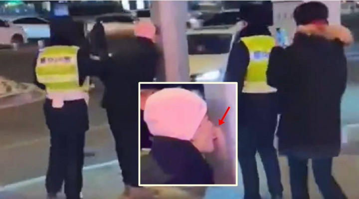 Chàng trai nghịch dại liếm cột đèn giao thông, không ngờ lưỡi của anh dính chặt vào đó.