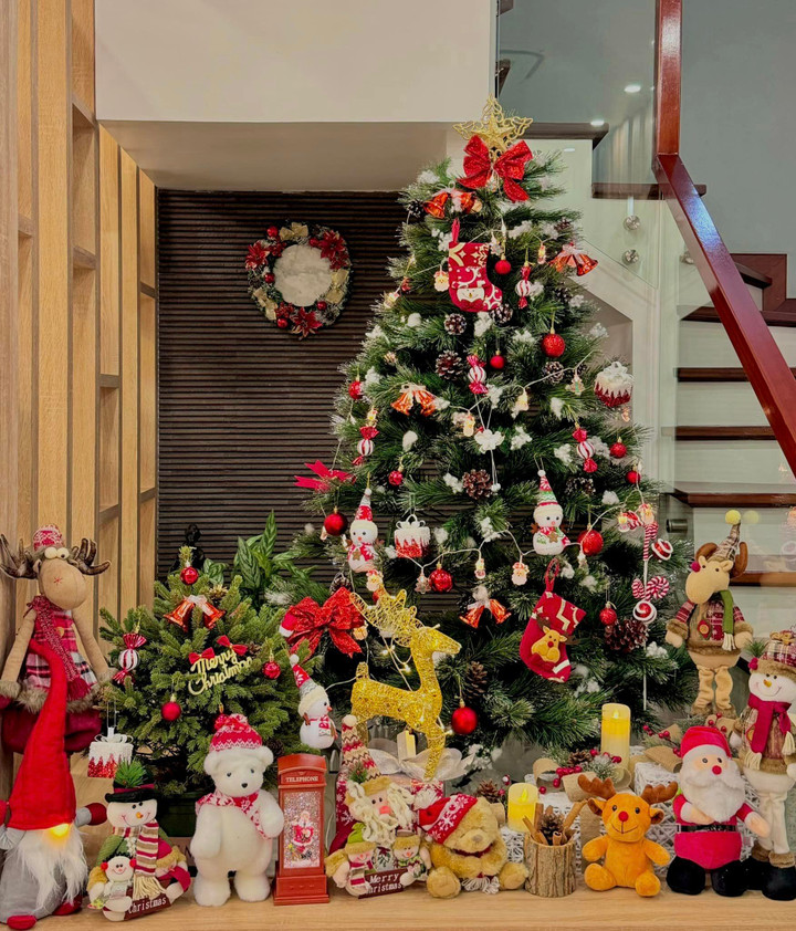 Nếu không thể tậu cây thông tươi, bạn có thể sử dụng một cây thông giả, trang trí đơn giản bằng cách treo các quả châu nhiều màu sắc, chuông giáng sinh, quấn các dải dây kim tuyến theo sở thích của gia đình, đặt những món quà ở dưới thân cây kèm theo dây đèn nháy lung linh treo quanh thân. (Ảnh: Thanh Hoa Mai)
