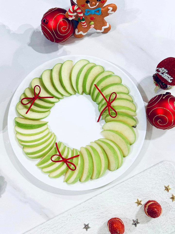 Vòng nguyệt quế độc đáo được cắt tỉa từ quả táo. (Ảnh: Ngọc Bích)