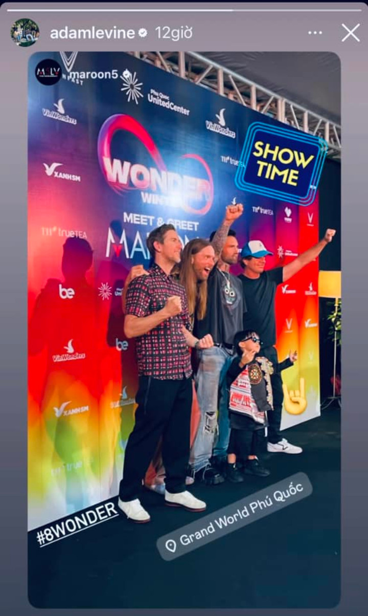 Hình ảnh chụp chung của Xệ Xệ được Maroon 5 và trưởng nhóm Adam Levine chia sẻ lên các kênh của nhóm nhạc với hàng chục triệu fan quốc tế theo dõi.