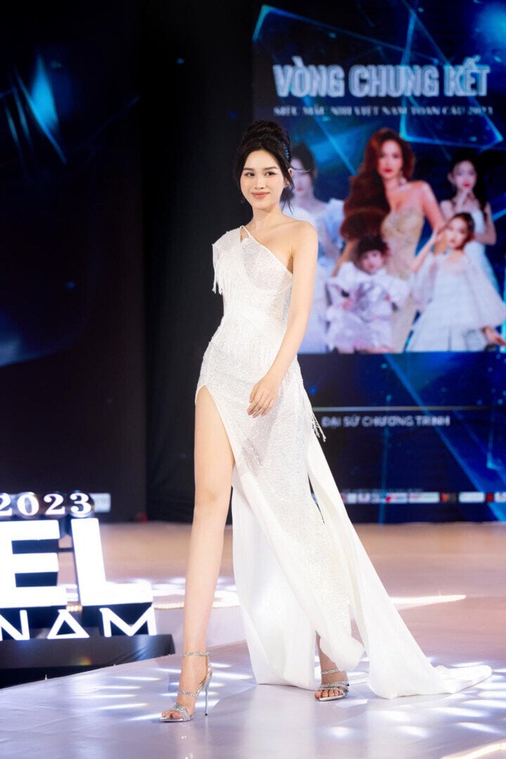 Hoa hậu Việt Nam 2020 Đỗ Thị Hà lộng lẫy sải bước trên sân khấu Siêu mẫu nhí Việt Nam toàn cầu.