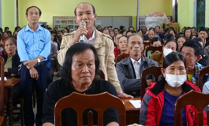 Một nông dân Quảng Bình đặt câu hỏi liên quan đến chính sách bảo hiểm tại hội nghị. (Ảnh: Huy Hương)