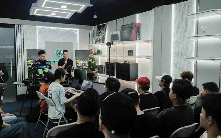 Nhà sản xuất Nhuận Đinh chia sẻ những quan điểm về nghề với các bạn trẻ yêu thích âm nhạc điện tử.