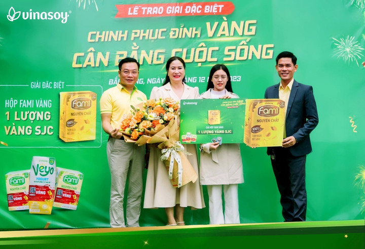 Vinasoy trao giải đặc biệt 1 lượng vàng cho khách hàng may mắn tại Bắc Giang - 1