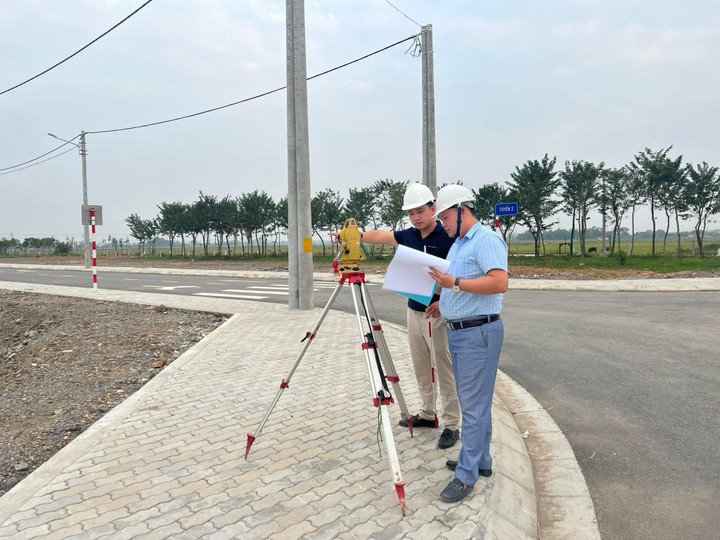 Bàn giao mốc giới tại dự án cho các nhà đầu tư thứ cấp.