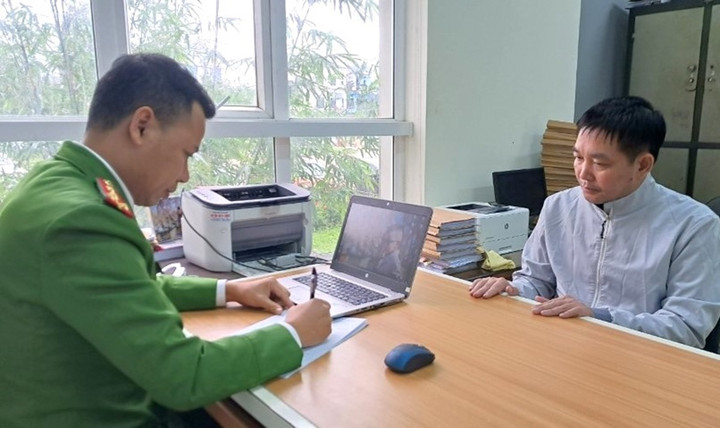 Cán bộ Văn phòng CQCSĐT Công an Nghệ An làm việc với đối tượng Tùng