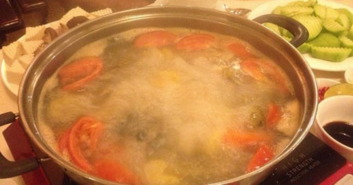 Nhiều người đi cấp cứu vì xuất hiện dấu hiệu bất thường chỉ sau vài phút ăn lẩu. (Ảnh minh họa)