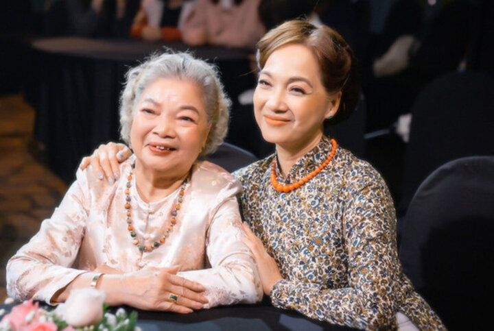 Nữ nghệ sĩ Lê Mai, mẹ của Lê Vân, Lê Khanh, Lê Vi vừa được phong tặng NSƯT.