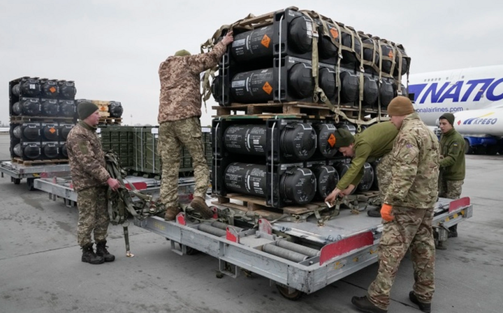 Binh sĩ Ukraine vận chuyển tên lửa do Mỹ viện trợ tại sân bay Kiev. (Ảnh: AP)