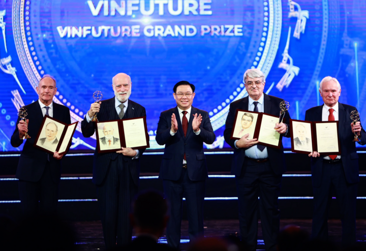Chủ tịch Quốc hội Vương Đình Huệ (giữa) trao Giải thưởng chính của VinFuture 2022 cho các nhà khoa học.