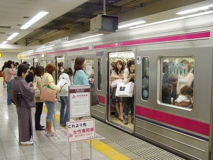 Người Nhật chuộng sử dụng tàu siêu tốc làm phương tiện di chuyển hàng ngày vì vừa tiết kiệm tiền, vừa tiết kiệm thời gian. (Ảnh: Japantimes)