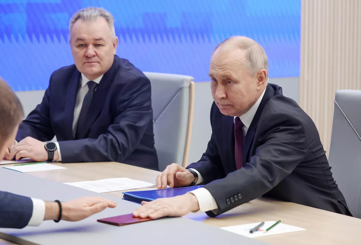 Tổng thống Nga Vladimir Putin nộp hồ sơ tranh cử cùng đại diện nhóm cử tri, ông Viktor Blazheev. (Ảnh: Sputnik)