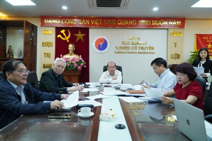 5 thành viên Hội đồng xét duyệt hồ sơ làm việc nghiêm túc, trách nhiệm, công tâm để lựa chọn hơn 40 doanh nghiệp, HTX, hộ cá thể để vinh danh. (Ảnh: Hồng Hải)