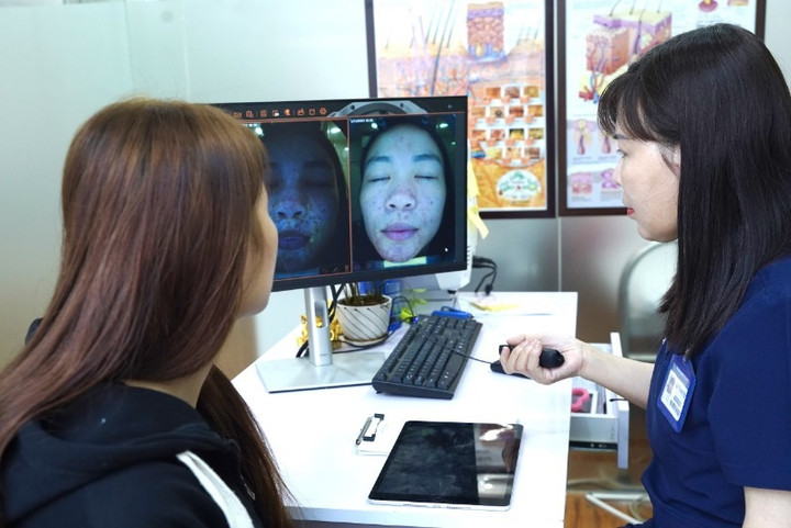 Bác sĩ Hà thăm khám cho bệnh nhân. (Ảnh: BSCC)