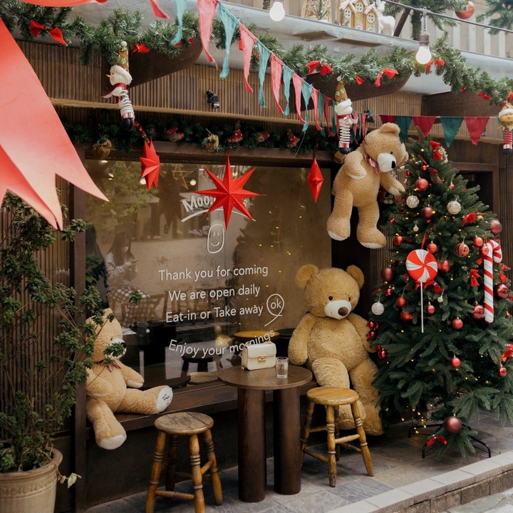 Với không gian xinh xắn và ấm áp, những quán cafe decor Giáng sinh luôn hút khách. (Ảnh: Moo:d kafe)