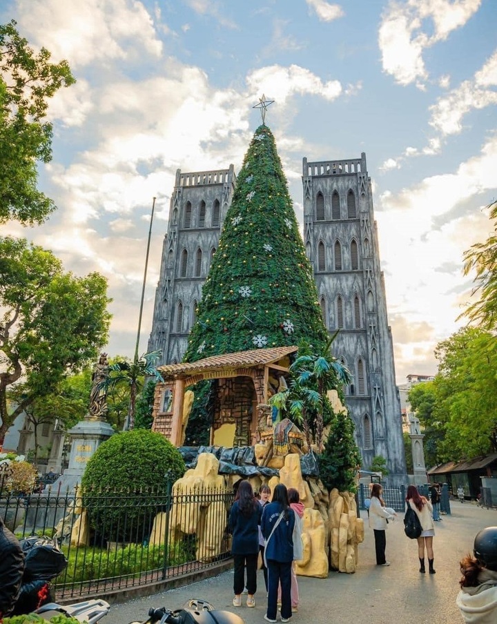 Nhắc đến địa điểm đi chơi Noel ở Hà Nội, mọi người sẽ nghĩ ngay tới nhà thờ Lớn. Cứ mỗi dịp Giáng sinh, không gian nhà thờ lại được trang hoàng vô cùng lộng lẫy. (Ảnh: Trần Duy Tài)