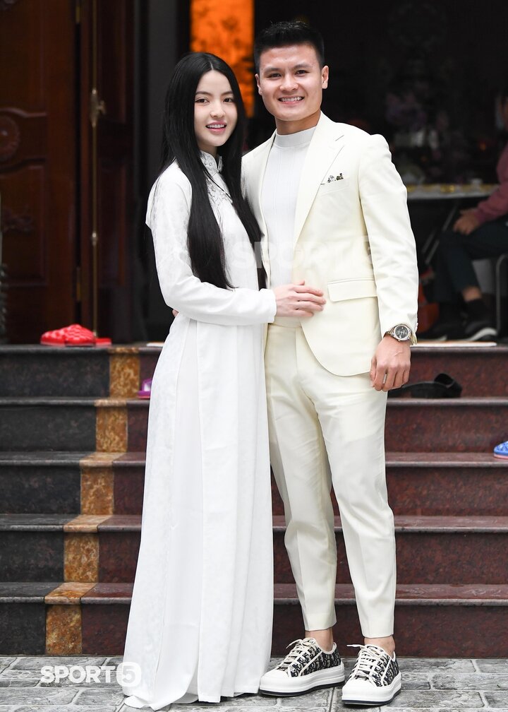 Sau thời gian hẹn hò, cầu thủ Quang Hải và hot girl Chu Thanh Huyền quyết định tiến tới hôn nhân. Cặp đôi vừa tổ chức lễ dạm ngõ tại nhà riêng và sẽ làm đám hỏi vào đầu năm 2024. (Ảnh: Sport5).
