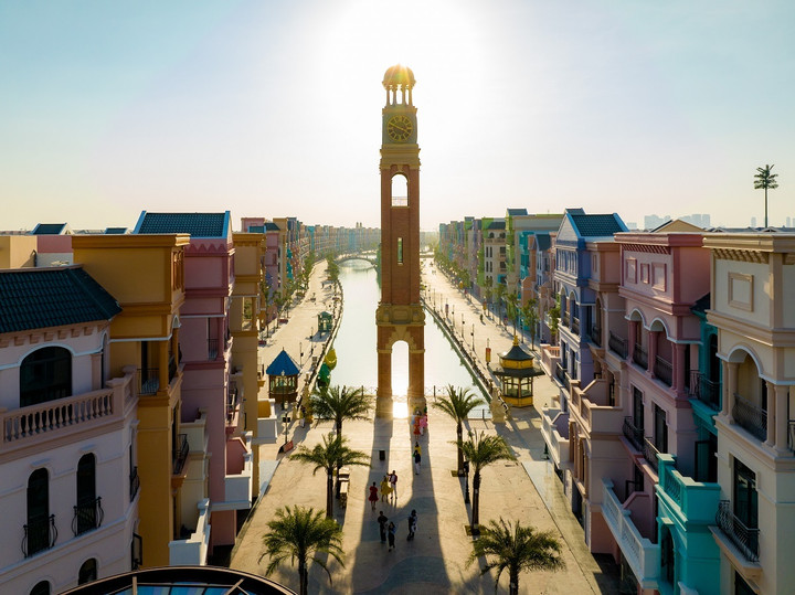 Bắt trọn cảm xúc qua những bức hình tại“nước Ý" thu nhỏ, khu phố Âu như được dát vàng từ ánh hoàng hôn đẹp như mơ.