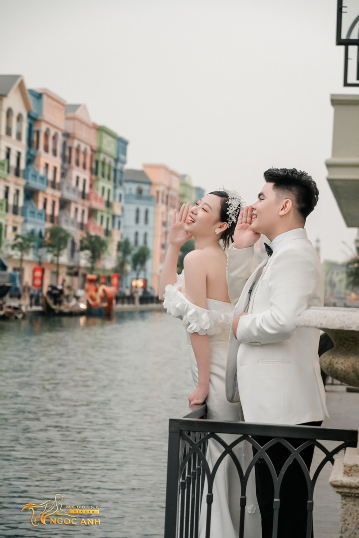 Các cặp đôi hẹn hò lãng mạn, ghi lại những kỉ niệm đáng nhớ.