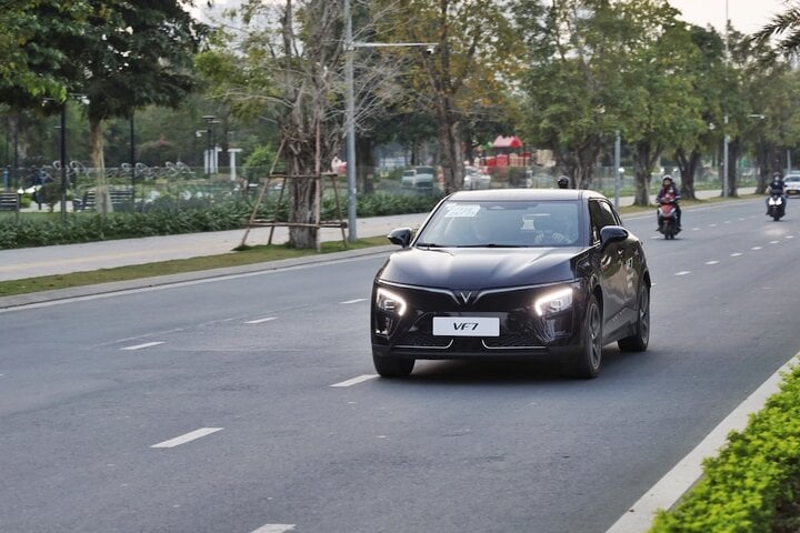 VF 7 thu hút nhiều khách hàng tham gia lái thử tại Hà Nội và TP.HCM.