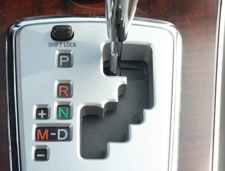 Shift Lock là chức năng giúp tài xế có thể di chuyển cần số trong trường hợp xe hết điện hay vì trục trặc nào đó không thể gạt theo cách thông thường. (Ảnh minh họa).