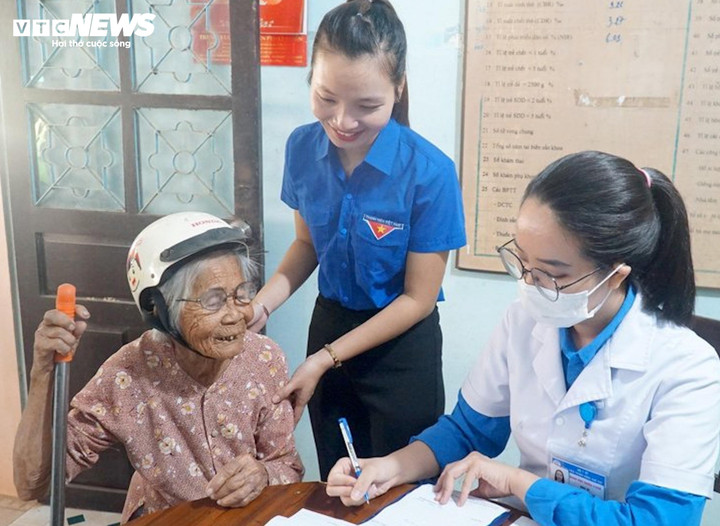 BHYT là điểm tựa sức khoẻ cho người cao tuổi. (Ảnh: Anh Tuấn)