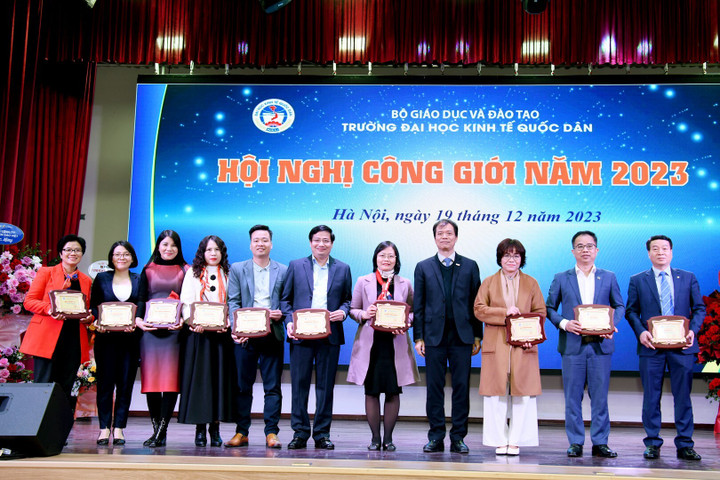 Trường Đại học Kinh tế Quốc dân trao kỷ niệm chương cho các đơn vị hợp tác.