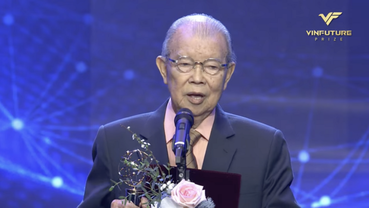 Giáo sư Võ Tòng Xuân tại lễ trao giải.