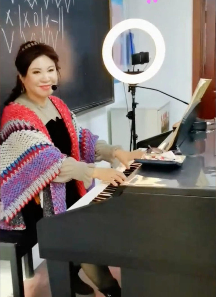 Một buổi học hát karaoke tại trường Đại học Cáp Nhĩ Tân.