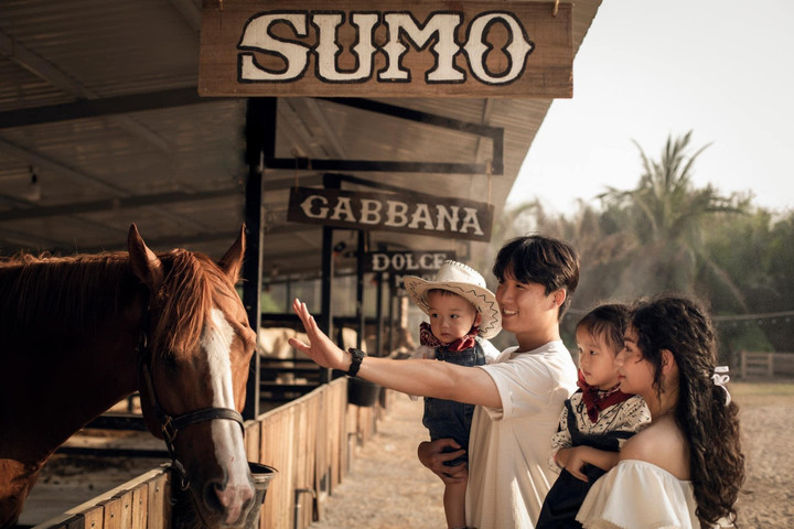 Nhiều gia đình có điều kiện đã cho trẻ nhỏ làm quen với ngựa.