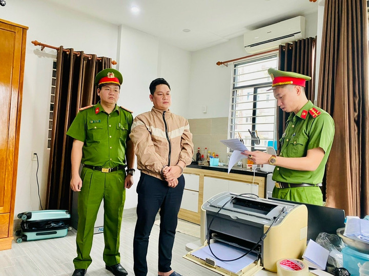 Cơ quan công an công bố lệnh bắt Trương Quốc Thái. ( Ảnh: Cơ quan Công an TP Đà Nẵng cung cấp).