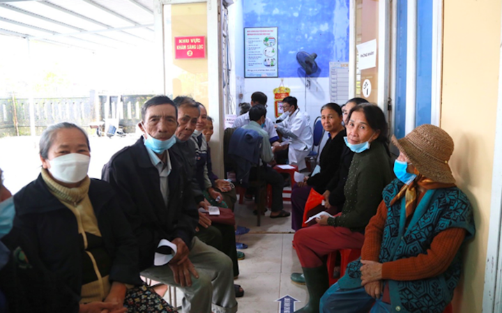 Người cao tuổi ở huyện Phú Vang (Thừa Thiên - Huế) đang chờ được khám, tư vấn sức khoẻ miễn phí